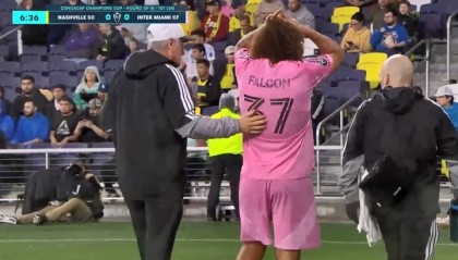 b体育app-迈阿密后卫法尔肯开场第7分钟伤退，与对手争球被压倒